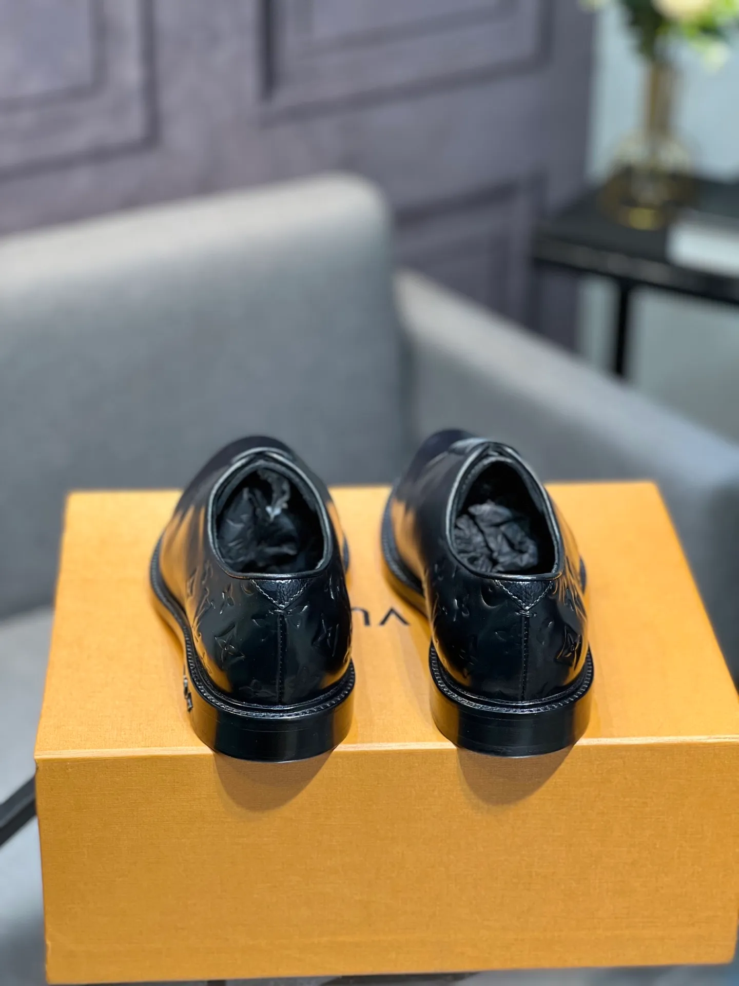 Men's shoes 💰1020 LV top luxury brand, high-quality men's business formal leather shoes, imported genuine leather soles! Customized imported leather, the first layer of open-edge beaded lacquered cowhide, the texture is incomparable, the imported cowhide lining, high-end high-end shoes, don't miss it! size:39-44 (Male 38 45 46 customized)